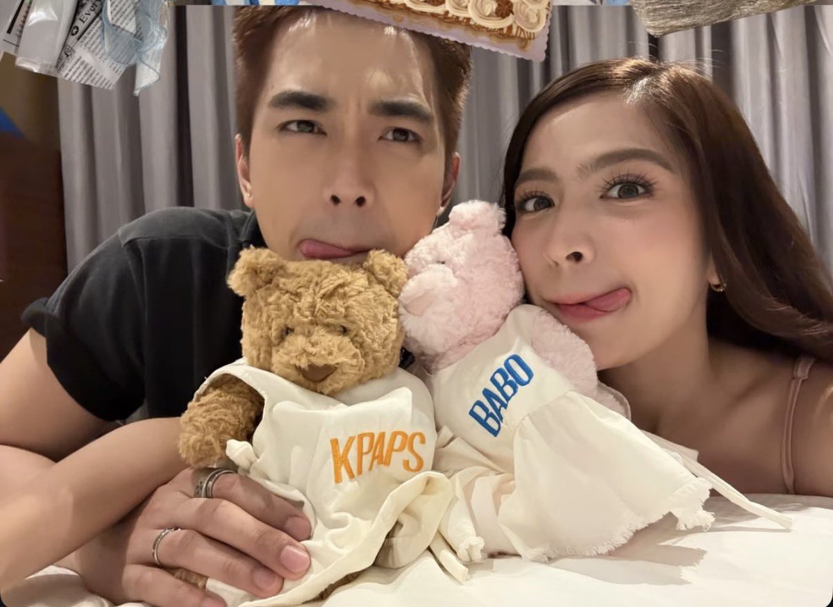 ninangsofgelex's tweet photo. ๐๐ฏ๐๐ซ๐ฒ๐จ๐ง๐, ๐ฆ๐๐๐ญ ๐๐ฉ๐๐ฉ๐ฌ ๐๐ง๐ ๐๐๐๐จ ๐ข๐ง ๐๏ฟฝ๏ฟฝ๐ฅ๐ฅ๐ฒ๐๐๐ญ ๐๐จ๐ซ๐ฆ!
We chose these little cuties as a small token of appreciation for Hannah and Daniel, the characters who gave us so many memorable moments in #TheChambermaidsDaughter.
A lot of us discovered and fell in love with GeLex through Kpaps and Babo. Their story, the chaos, the kiligโeverything they brought to the screen became such a special part of our GeLex journey.
So we wanted to give Gelo and Alexa something soft and cuddly that could carry a little piece of that love with them.
Kpaps and Babo may be fictional, but the love and memories they left with us are very real.
Hereโs our tiny Jellycat version of the duo who made so many of us say, โwaitโฆ iโm invested!โ
GELEX LONG AWAITED
#GeLexMagicHitsNaga