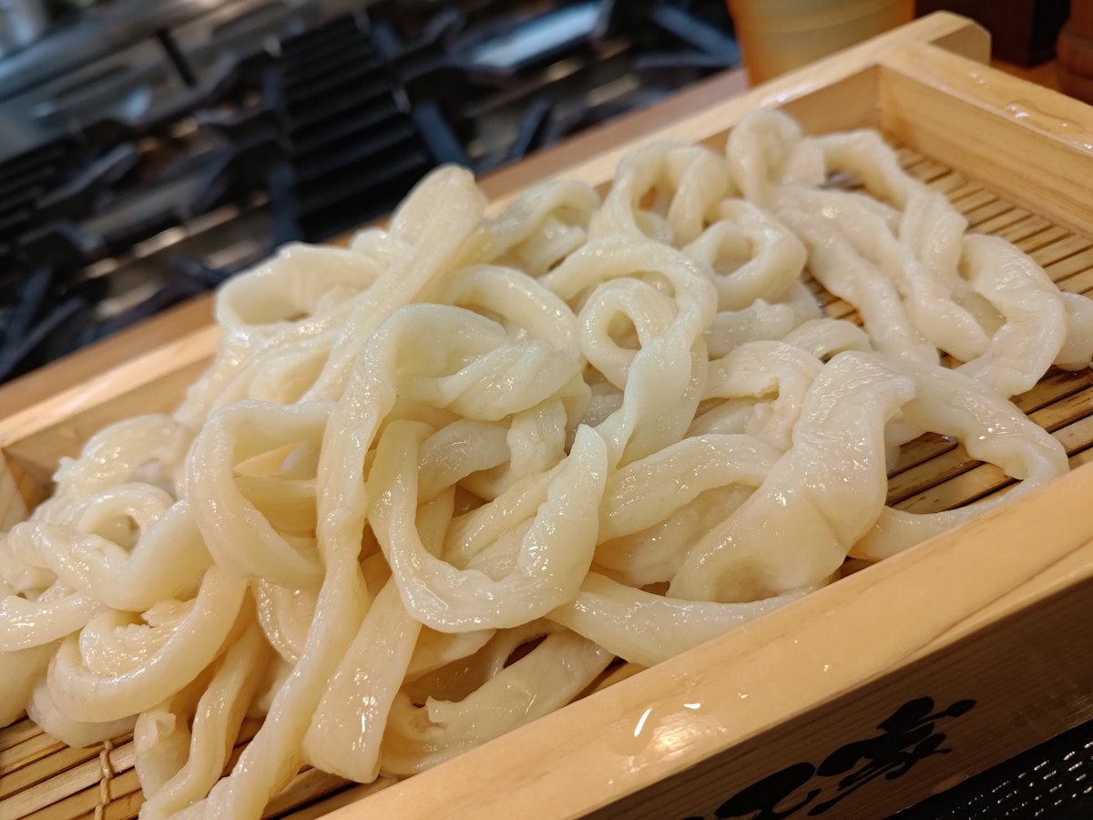 nkjmktr's tweet photo. 武蔵野うどん うちたて家@池袋（豊島区）で「肉汁うどん（普通）」を注文。2002年9月創業。弾力が強く噛むほどにウマいうどんを、かつお節が効いたつゆにつけて😋 普通盛で400g、後半ちょい顎が疲れてきた🤣 残ったつゆはうどんの茹で���で割って〆🥰 #うどん #東京都 https://t.co/ujhd3hfUnF