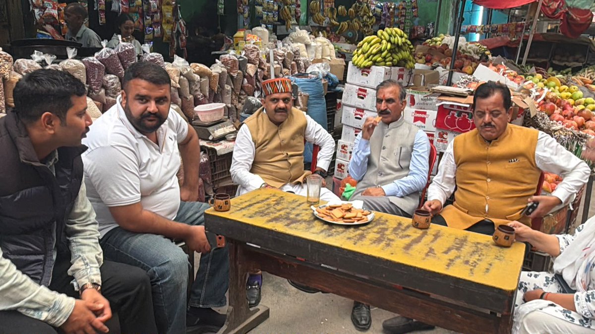 SukhuSukhvinder's tweet photo. सड़क मार्ग से शिमला जाते हुए चमाकड़ी पुल पर चाय की चुस्कियाँ लीं। स्थानीय दुकानदारों के साथ बैठकर बातचीत की।

रास्ते में ऐसे छोटे-छोटे पड़ाव ही सफर को खास बना देते हैं।

इस अवसर पर विधायक सुंदर ठाकुर जी भी मौजूद रहे। https://t.co/559Py63y7b