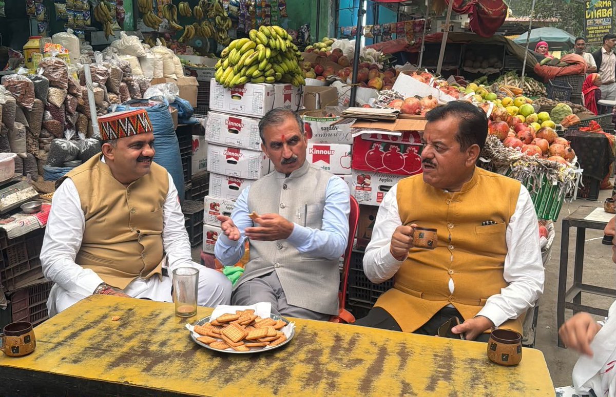 SukhuSukhvinder's tweet photo. सड़क मार्ग से शिमला जाते हुए चमाकड़ी पुल पर चाय की चुस्कियाँ लीं। स्थानीय दुकानदारों के साथ बैठकर बातचीत की।

रास्ते में ऐसे छोटे-छोटे पड़ाव ही सफर को खास बना देते हैं।

इस अवसर पर विधायक सुंदर ठाकुर जी भी मौजूद रहे। https://t.co/559Py63y7b
