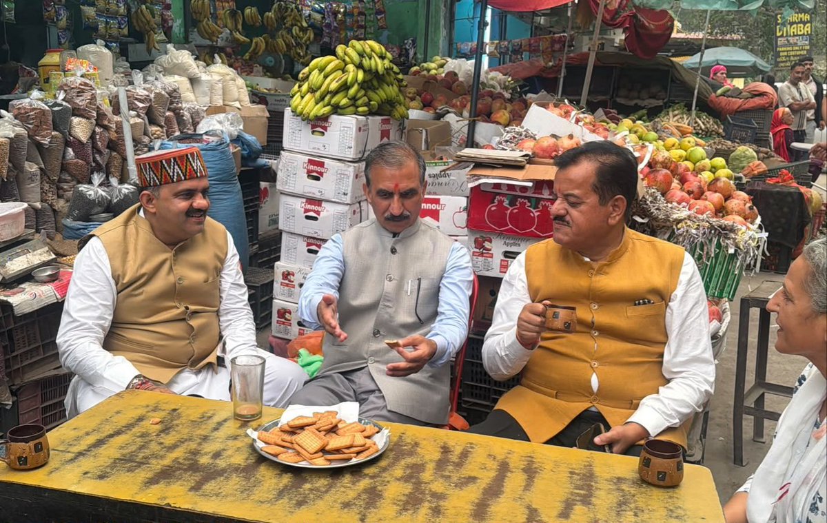 SukhuSukhvinder's tweet photo. सड़क मार्ग से शिमला जाते हुए चमाकड़ी पुल पर चाय की चुस्कियाँ लीं। स्थानीय दुकानदारों के साथ बैठकर बातचीत की।

रास्ते में ऐसे छोटे-छोटे पड़ाव ही सफर को खास बना देते हैं।

इस अवसर पर विधायक सुंदर ठाकुर जी भी मौजूद रहे। https://t.co/559Py63y7b