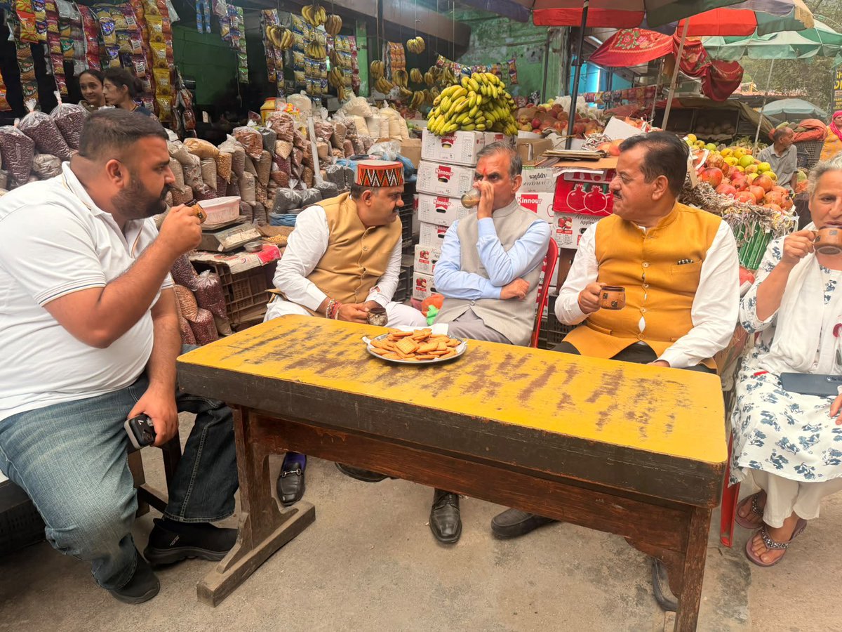 SukhuSukhvinder's tweet photo. सड़क मार्ग से शिमला जाते हुए चमाकड़ी पुल पर चाय की चुस्कियाँ लीं। स्थानीय दुकानदारों के साथ बैठकर बातचीत की।

रास्ते में ऐसे छोटे-छोटे पड़ाव ही सफर को खास बना देते हैं।

इस अवसर पर विधायक सुंदर ठाकुर जी भी मौजूद रहे। https://t.co/559Py63y7b