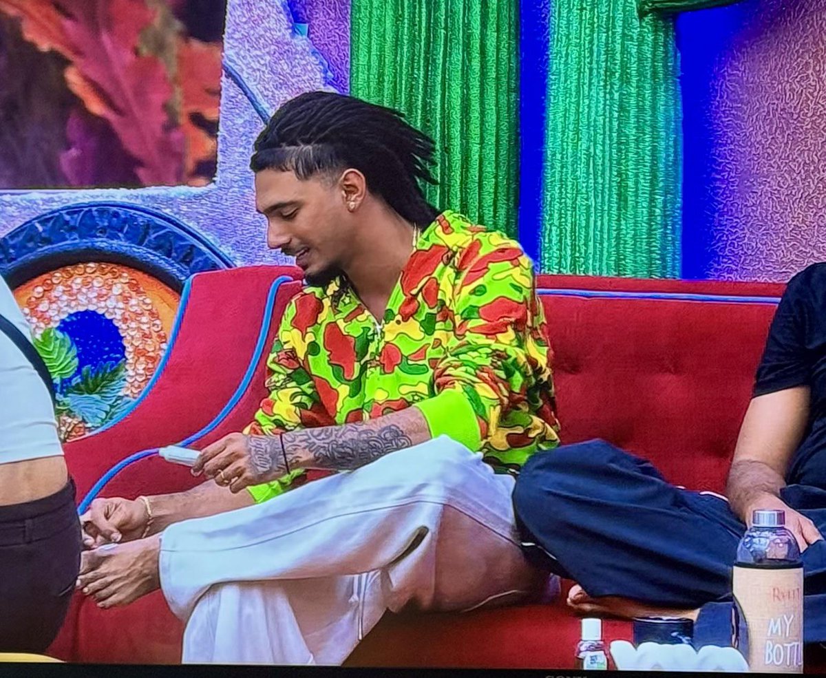 qazixelvish's tweet photo. Yung DSA is so cute. Apparently, men can play the woman card too. Yung wouldn't survive a day in #bb13 

#bb20 #biggboss20 #biggboss #Qazitouqeer https://t.co/KKoRGZSx4l