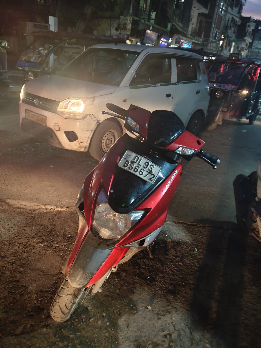 iamrk009's tweet photo. He parked it right in the middle of the road and left—there is no telling where he went. It has been standing there for the past hour, causing a traffic jam. 

Please take strict action against him.

#Delhipolice #Delhitrafficpolice #rekhagupta https://t.co/knAz9hvhSD