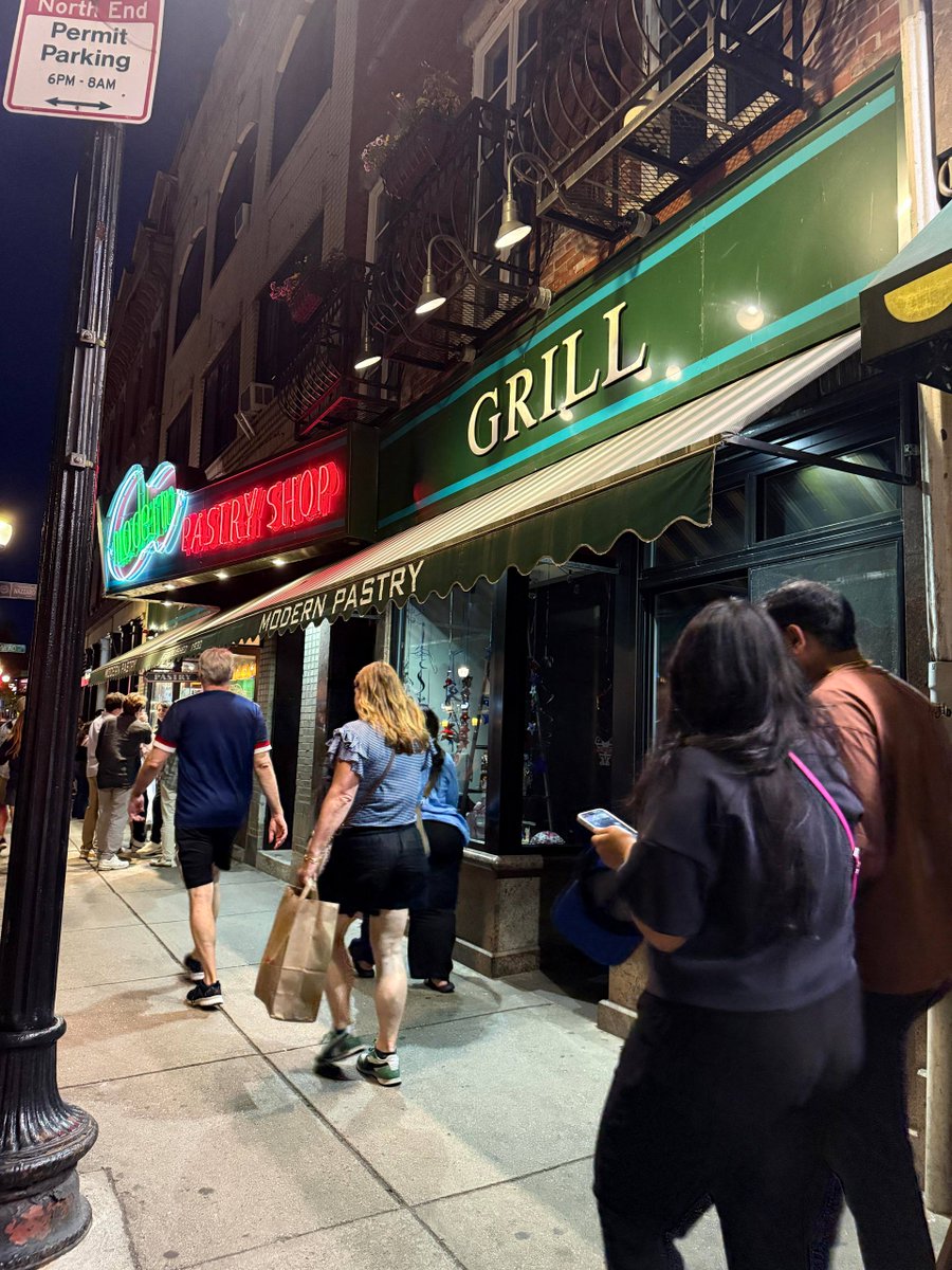 DellaEasthvy's tweet photo. My impression of American nights was a dark, secluded place surrounded by forests, trees, small animals, and homeless people. Walking along lively streets lined with bars and restaurants, I felt a long-lost sense of excitement. https://t.co/gQeaT3N1nS