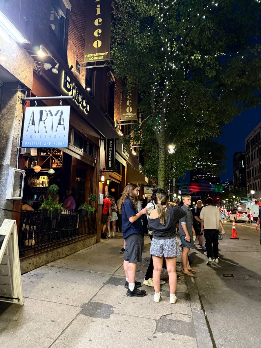 DellaEasthvy's tweet photo. My impression of American nights was a dark, secluded place surrounded by forests, trees, small animals, and homeless people. Walking along lively streets lined with bars and restaurants, I felt a long-lost sense of excitement. https://t.co/gQeaT3N1nS