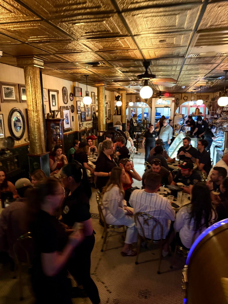 DellaEasthvy's tweet photo. My impression of American nights was a dark, secluded place surrounded by forests, trees, small animals, and homeless people. Walking along lively streets lined with bars and restaurants, I felt a long-lost sense of excitement. https://t.co/gQeaT3N1nS