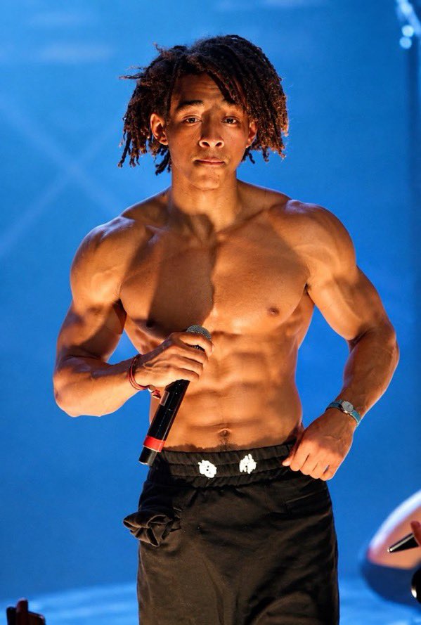 amah_salma_'s tweet photo. Jaden Smith
Before                           After https://t.co/PZrU7tSOd2