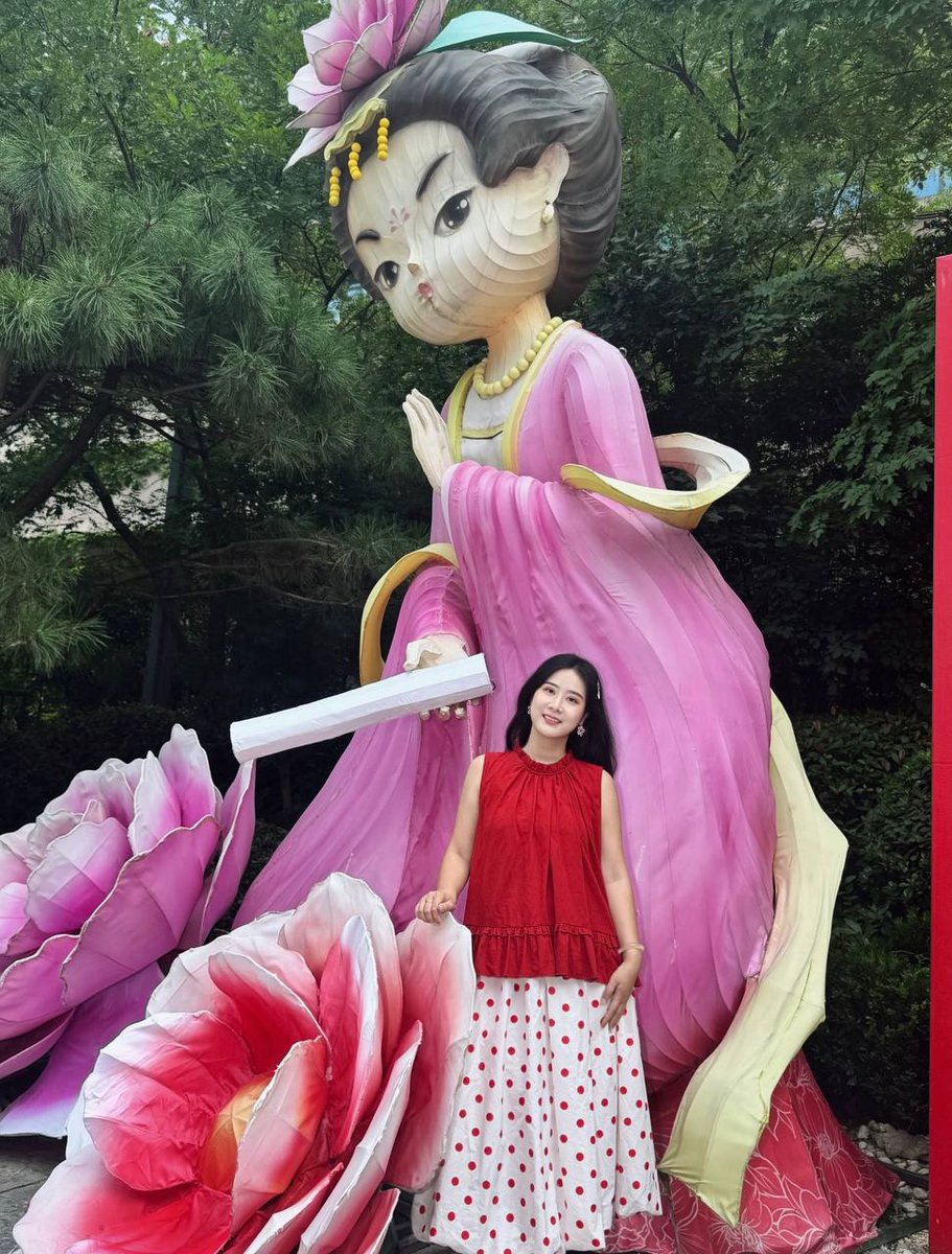 Aparup013's tweet photo. 拍照只会比个V，是不是特别土，哈哈😄 https://t.co/yZujBTQffg