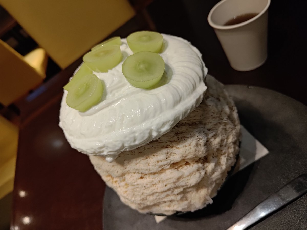 nkjmktr's tweet photo. 氷連 要町本店@要町（豊島区）でかき氷「マスカットレアチーズティー」を注文。約4年ぶり2回目の訪問😳 15:40着で待ちなし。アールグレイベースの氷にレアチーズエスプーマ😋 カットしたマスカットは中にも🥰 食べ進むと、中にはラズベリーソースも。 #かき氷 #東京都 https://t.co/0yqMW8jiL7