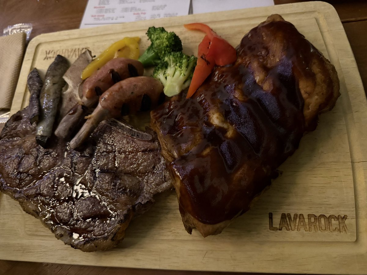 Exteeea's tweet photo. お誕生日デートでディズニーオンアイス見てディナーしてきた🍖ŧ‹”ŧ‹”( ‘ч’ )ŧ‹”ŧ‹”
初めて見たけどとても良かった⛸️
ディナーはリクエスト聞かれて肉🍖！酒🥃！って答えたらＴボーンステーキの美味しいお酒の種類が沢山あるお店連れて行ってくれて満腹🥳
これは5/3ありそうな顔してたスヴェン🦌 https://t.co/Sq5ZUGzwDu