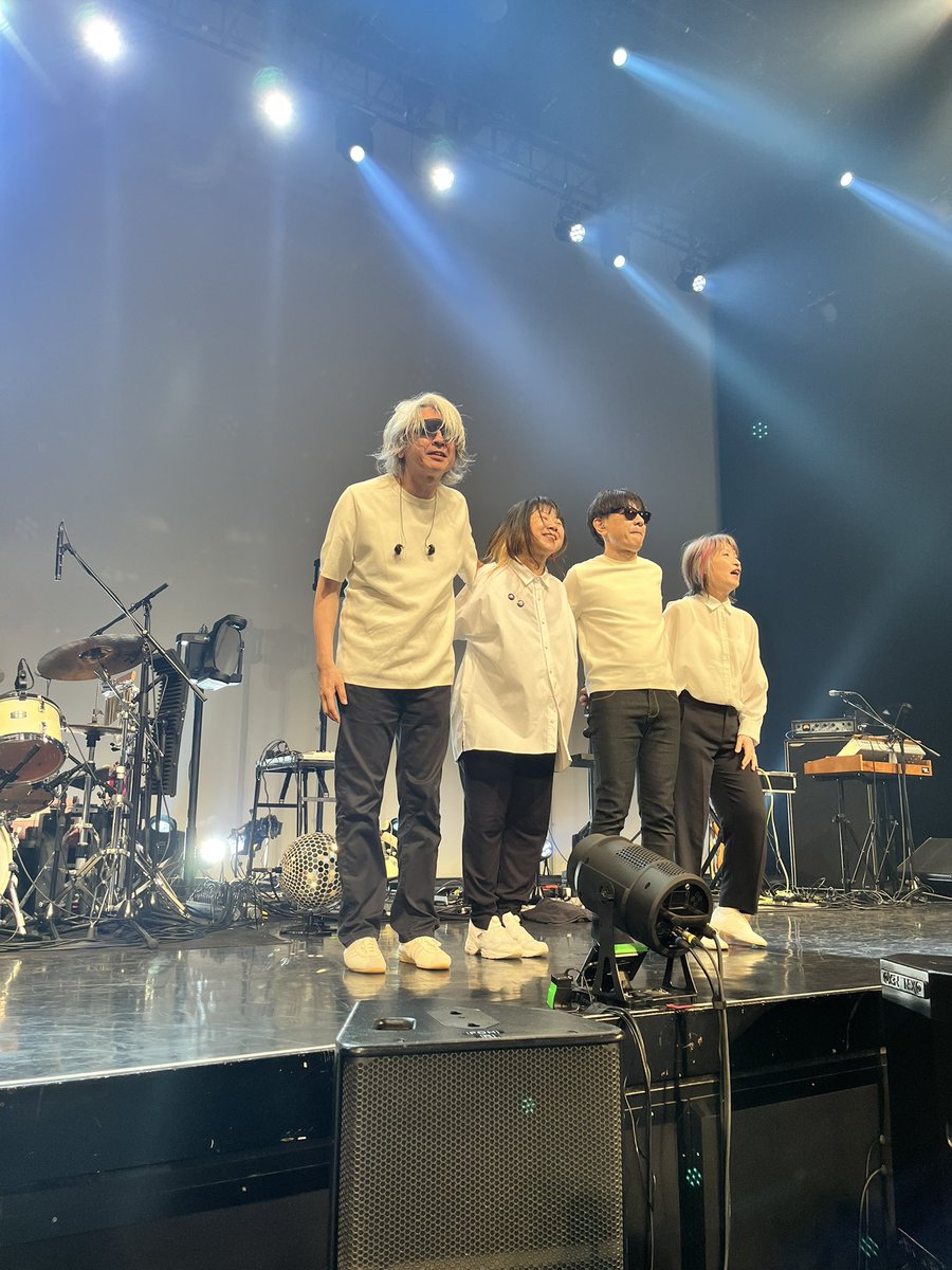 SSsnvg's tweet photo. 2018年電力ホール以来の #コーネリアス   ライブ。音と光のシャ��ーを浴びて最高のライブでした。#小山田圭吾 #堀江博久 #あらきゆうこ #大野由美子 最前列であらきさんの目の前。 https://t.co/Lfe2Ktsxsy