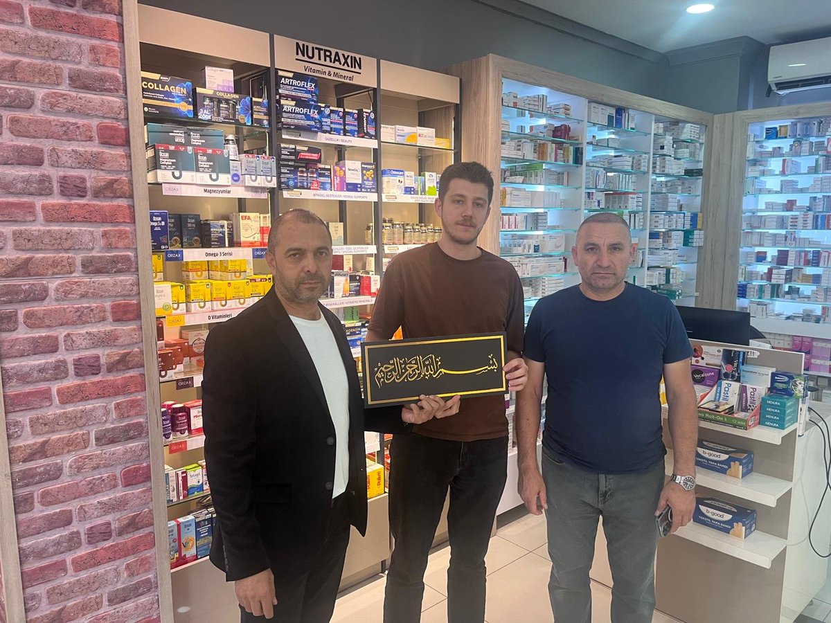 Nurark_34's tweet photo. Nuripaşa Mahallesi olarak Nuripaşadaki eczaneleri Mahalle Başkanı @SelamiKaraomer Zeytinburnu İlçe Yönetimden Hayri Aybek ile ziyaret ederek Besmele-i Şerif takdim ettik. 

Sağlığımız için emeği geçen tüm eczacıların 25 EYLÜL ECZACILAR GÜNÜNÜ KUTLUYORUZ... https://t.co/enEMQQwOBC