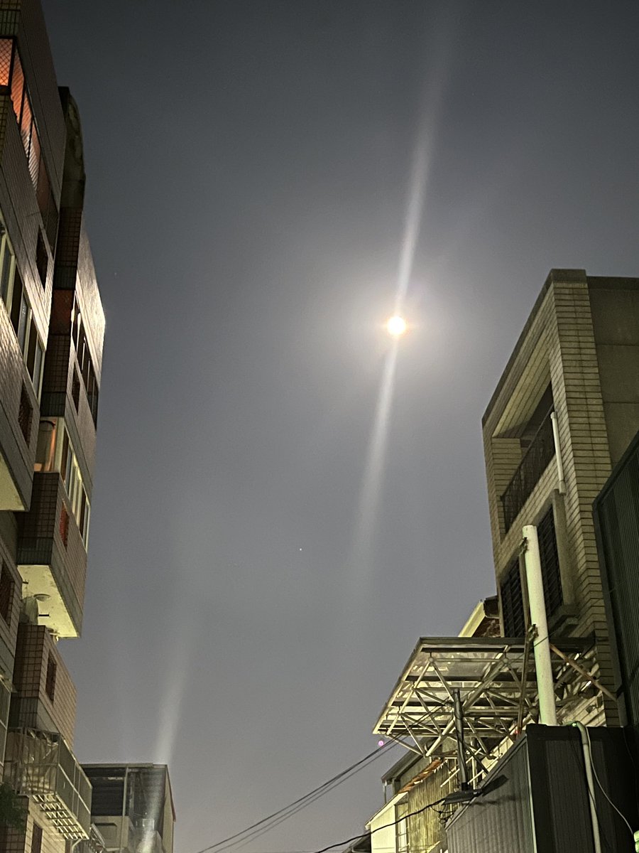 Tsurugichen1989's tweet photo. 今年も輝いていっらしゃるお月様、どうかその光で、暗闇に惑う人々に明るい道を照らし出すように。🌕🙏
#中秋の名月2026 https://t.co/3p3qe83y9b