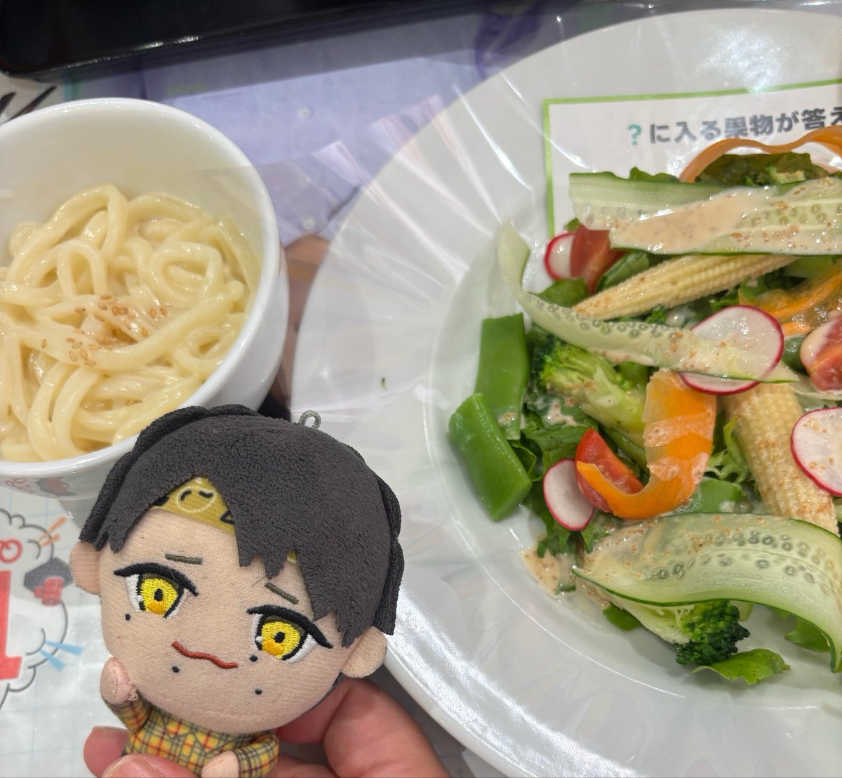 cotupucom's tweet photo. しょんもりした気分だけど、今日も他界隈コラボカフェにもお付き合いで行ったよ！

ちなみに他人の推しを引ける自分、めっちゃ来た🙌
奢ってもらったけど、引きまくりだったらしいw良い仕事したw

Pの🥗うどんと🥤にした https://t.co/GVPo4xJoaD