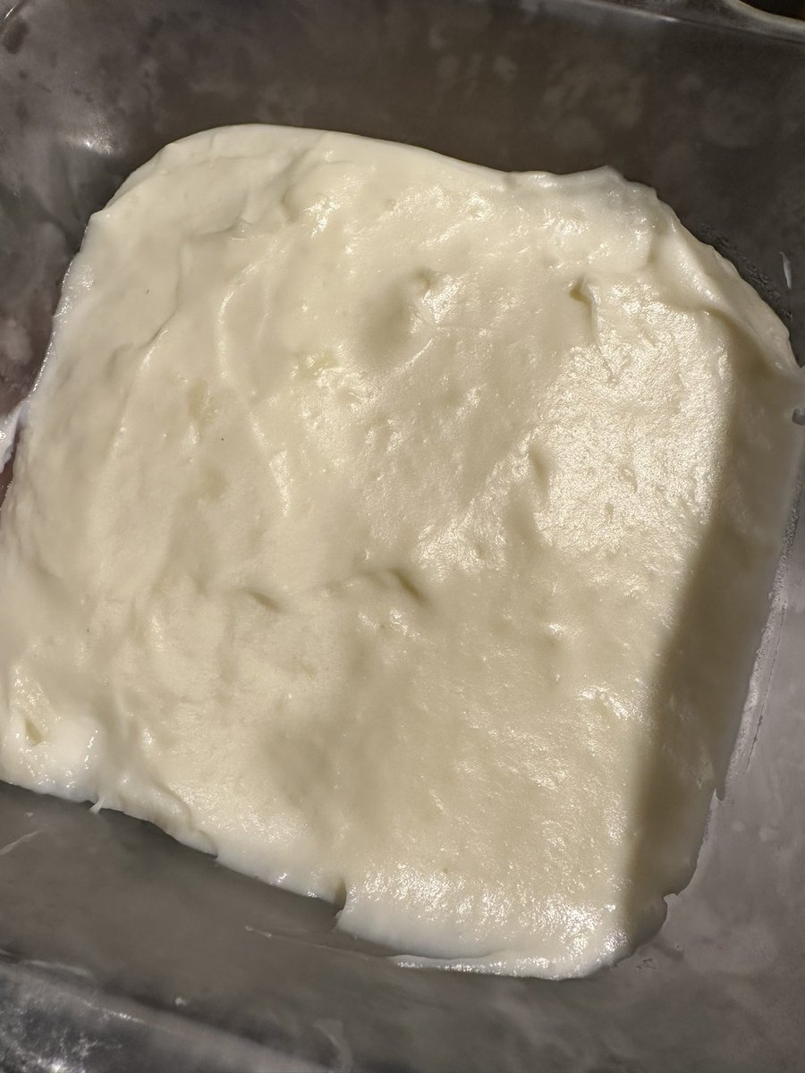 tobiugati's tweet photo. 牛乳プリン作ったら粉っぽい弾力のある何かが出来て意味がわからん https://t.co/Bz6lb42xs0