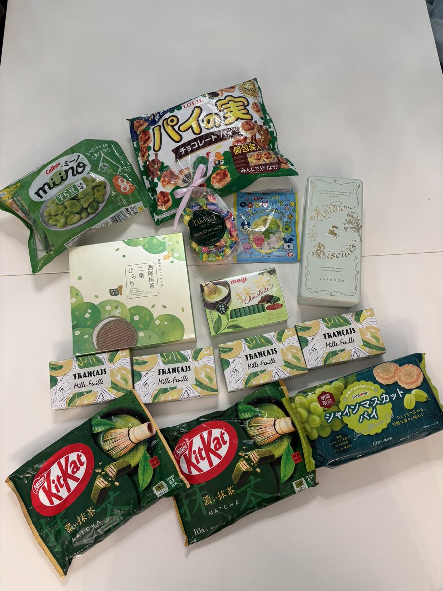 salon_MO_'s tweet photo. 緑愛好会でした💚
似合うかどうかはさておき
緑を愛好する会でした。
ありがとうございました！

🫛集合写真
🍀緑ネイルの皆様
🍵緑カルタ
🌱緑お菓子

#萠緑会 https://t.co/gKZZPfnmtn