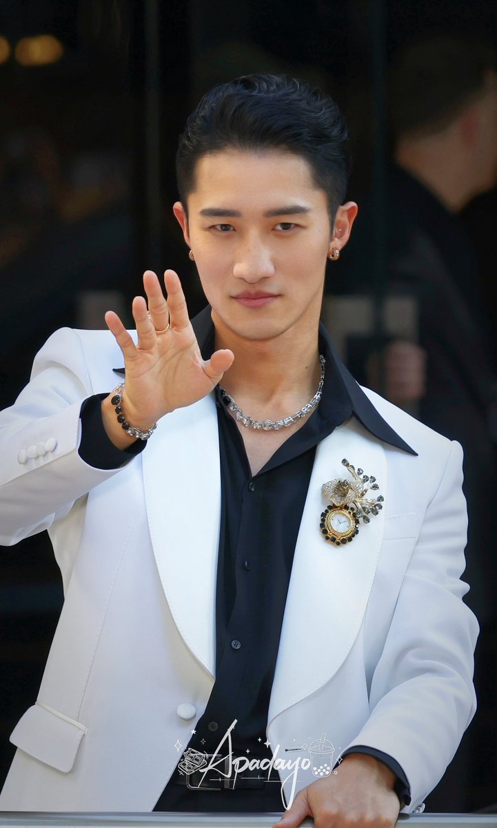 Apadayo88's tweet photo. 26.9.26 DOLCE&amp;GABBANA x 岩本照 ✨💛
 show time…⚪️⚫️

@dolcegabbana 
#DolceGabbana 
#ドルチェガッバーナ
#DGxHIKARU
#DGSS27
#岩本照
#HikaruIwamoto https://t.co/yuA80hzqYp