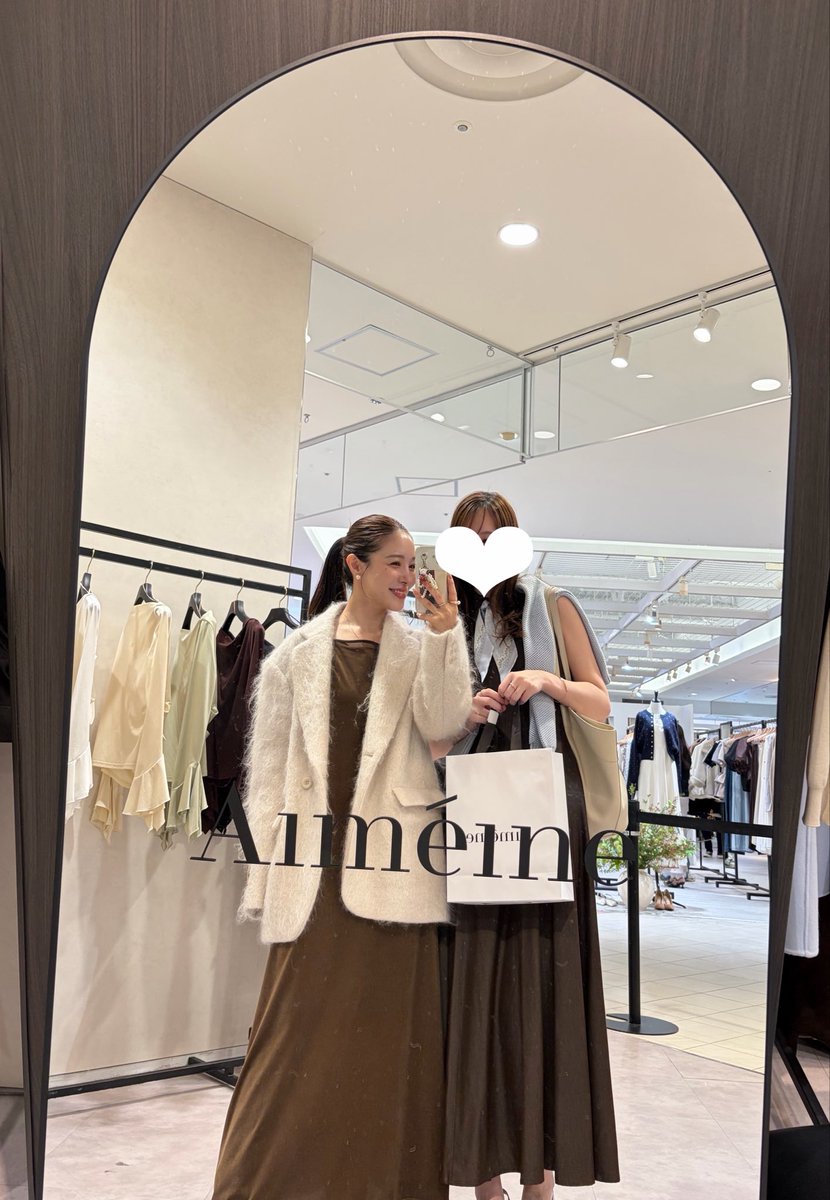 Ebiiino1's tweet photo. 先日、新宿POPUPにお気に入りコーデでお邪魔しました❤︎
あゆさんとお話してお写真まで🥹🤍
ひとみさんにもコートの試着をお手伝いいただき…幸せな時間を過ごせました⏳
グレーのニットをお迎え🩶
お忙しいのにお相手ありがとうございました！また10月に有楽町で🫶🏻✨ https://t.co/D1Q0gNXxBV