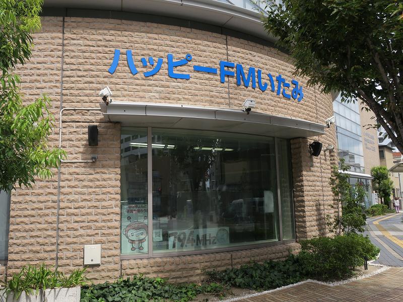 thp_cfm's tweet photo. 『コミュニティFM大図鑑』第233回、今週もありがとうございました。
ニュース：西宮市・さくらFM（@fm787）が地域クラブ活動に参加
ピックアップ：伊丹市・ハッピーエフエムいたみ（@happyitami）
あの日あの時：1997年4月、JCBAが日本海支援キャンペーンを実施
#FMHOT #コミュニティFM大図鑑 https://t.co/vGcvlHB4rB