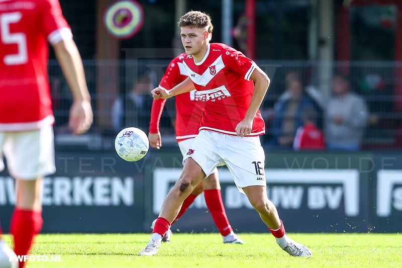 HarkemaseBoys's tweet photo. Het is rust op sportpark de Bosk. Harkemase Boys en Scherpenzeel zijn aan elkaar gewaagd. De brilstand nog op het scorebord.
#harsch 0-0 https://t.co/wMeIJjeNP0