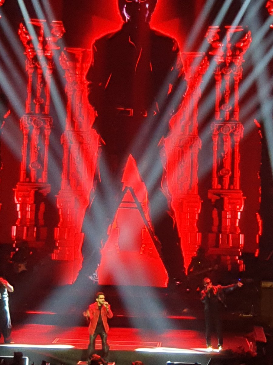 rameshlaus's tweet photo. Frame for the ages.. 🔥 

@anirudhofficial and Thalaivar

#AnirudhInSingapore https://t.co/LP3CY5OBBb