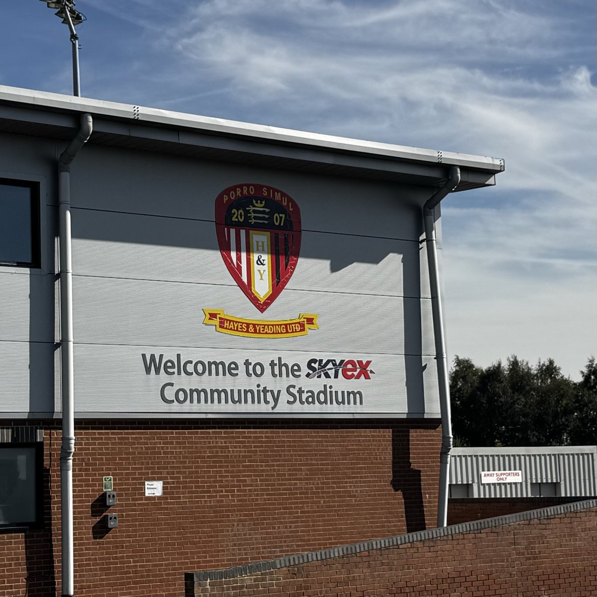 ErithTown's tweet photo. 🛬 | WE’VE ARRIVED

#UpTheDockers #DOCKERS https://t.co/J38jKcJ6We