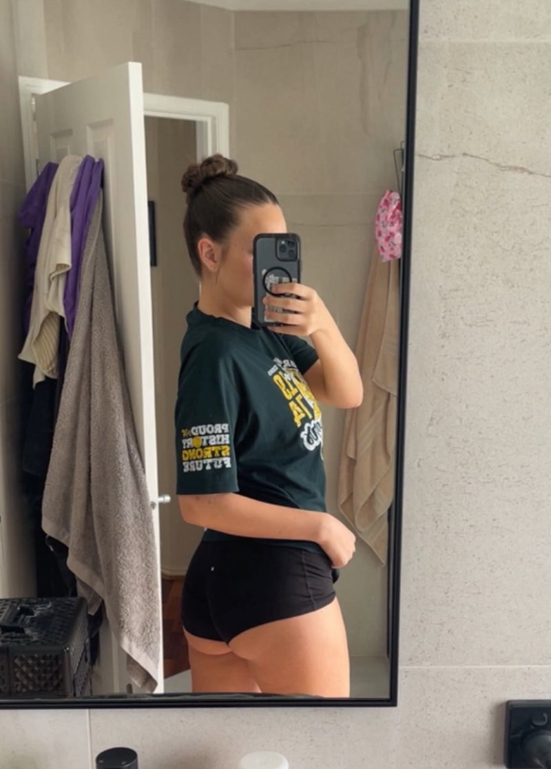 Liam863074's tweet photo. Quick Irl risk dm me if u catch her https://t.co/2C8LretTxD