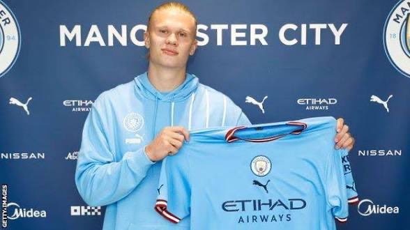 Mercado_Ingles's tweet photo. En 2022, Manchester City fichó a Erling Haaland por £51M, después de que Borussia Dortmund rechazó ofertas de +£75M del Chelsea y Manchester United por el jugador. https://t.co/G6KRQaIekK