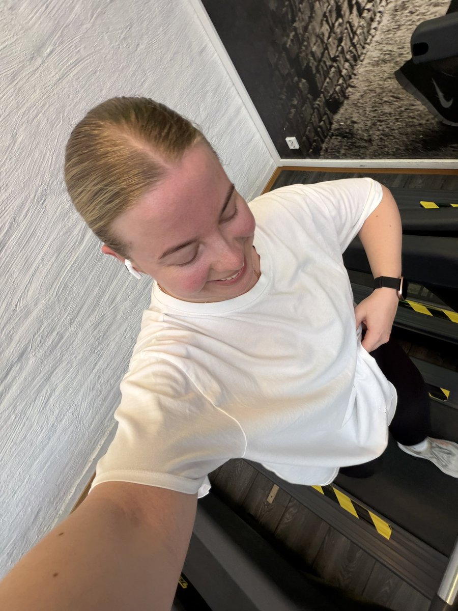 helloitspuff's tweet photo. Progressing my running! 45 min spent on the treadmill, 23 was running consistently ✨ Ended with an abs circuit and stretching after yesterdays legday. Will be loading carbs later as I’m hosting 3 course dinner for my family tonight 🫶🏼 https://t.co/q0j1ikcFcl