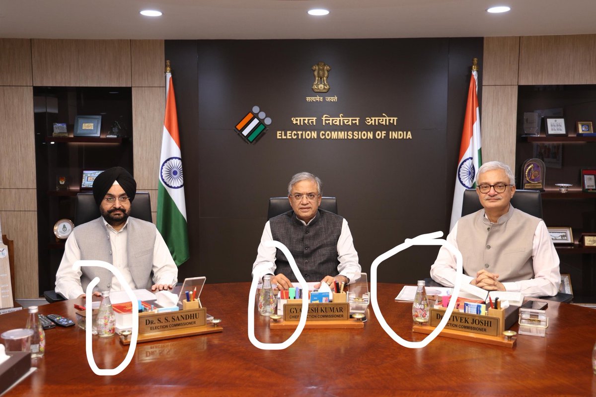 KisanAbhi08's tweet photo. देश की लगभग 8 करोड़ जानता को सही से सुरक्षित पीने का पानी तक नहीं मिलता है।

और यहाँ हमारे चुनाव आयोग में बैठे लोग प्रीमियम Aãva कंपनी का पानी पी रहे है जिसकी एक लीटर की एक बॉटल ₹500 रुपये की आती है।

मतलब एक तरफ़ देश ग़रीबी, बेरोजगारी, महंगाई, दो वक़्त की रोटी से झूझ रहा है।

वहीं दूसरी तरफ़ ये ब्यूरोकेट्स लोग देश के टैक्स पेयर्स के पैसों पे ऐश काट रहे है।