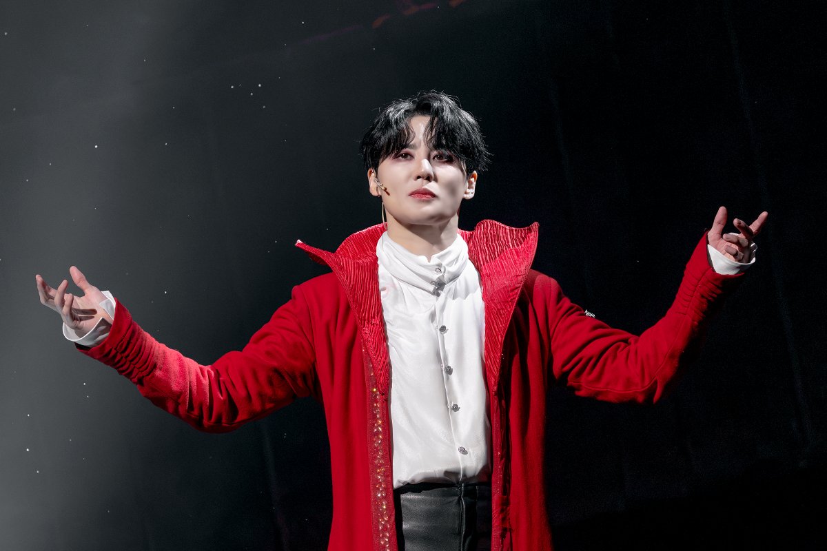 1215_hyun's tweet photo. 260925 뮤지컬 드라큘라 커튼콜데이

#김준수 #샤큘 #시아준수 #XIA 

🌹https://t.co/RJWl6CRb72 https://t.co/0wQNb7Q5Wq