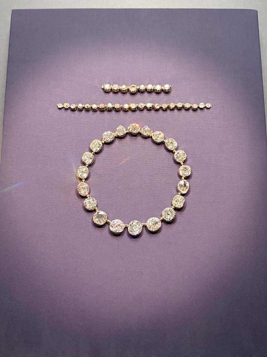 lapis_layla33's tweet photo. 連休にマリーアントワネット展行ってきました👸
天然真珠の連ネックレスや首飾り事件のゴルコンダ・ダイヤモンド、ショーメが彼女の時代に着想を得て制作した胸当てなど…美しいジュエリーも見られました
大雨でもとびきりおしゃれして来てる方がたくさんいて脱帽でした！ https://t.co/2d9xc974Xf