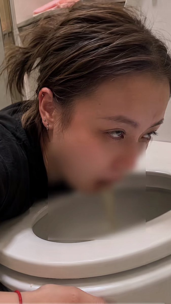 VIPvomit's tweet photo. なんて顔してゲロってんの？恥ずかしくないん？せっかく綺麗なお姉さんなのに「おえーっ！ゲーッ🤮」てそんな姿みんなに見られて��ずかしいでしょ？ https://t.co/Ysbtttp4ME