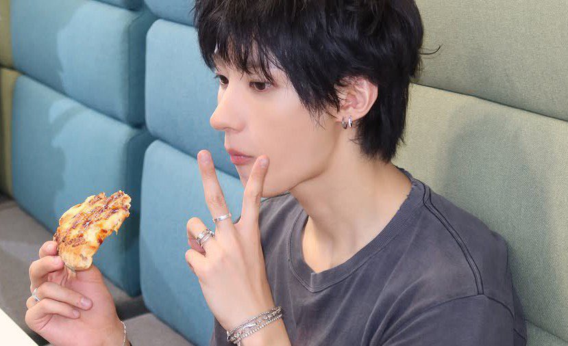 AntonPocha's tweet photo. POV makan pija pas jam kerja. https://t.co/1OQzIy284z