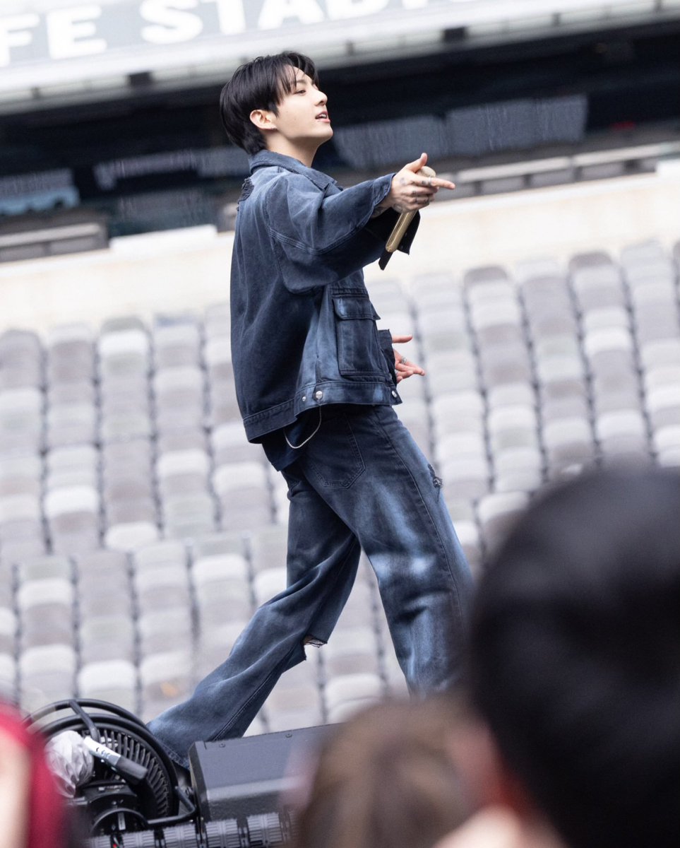 JJKI997's tweet photo. Me wore a custom Calvin Klein look to sound check for the “ARIRANG” concert at MetLife Stadium in New Jersey. https://t.co/3MalEHZ3YJ