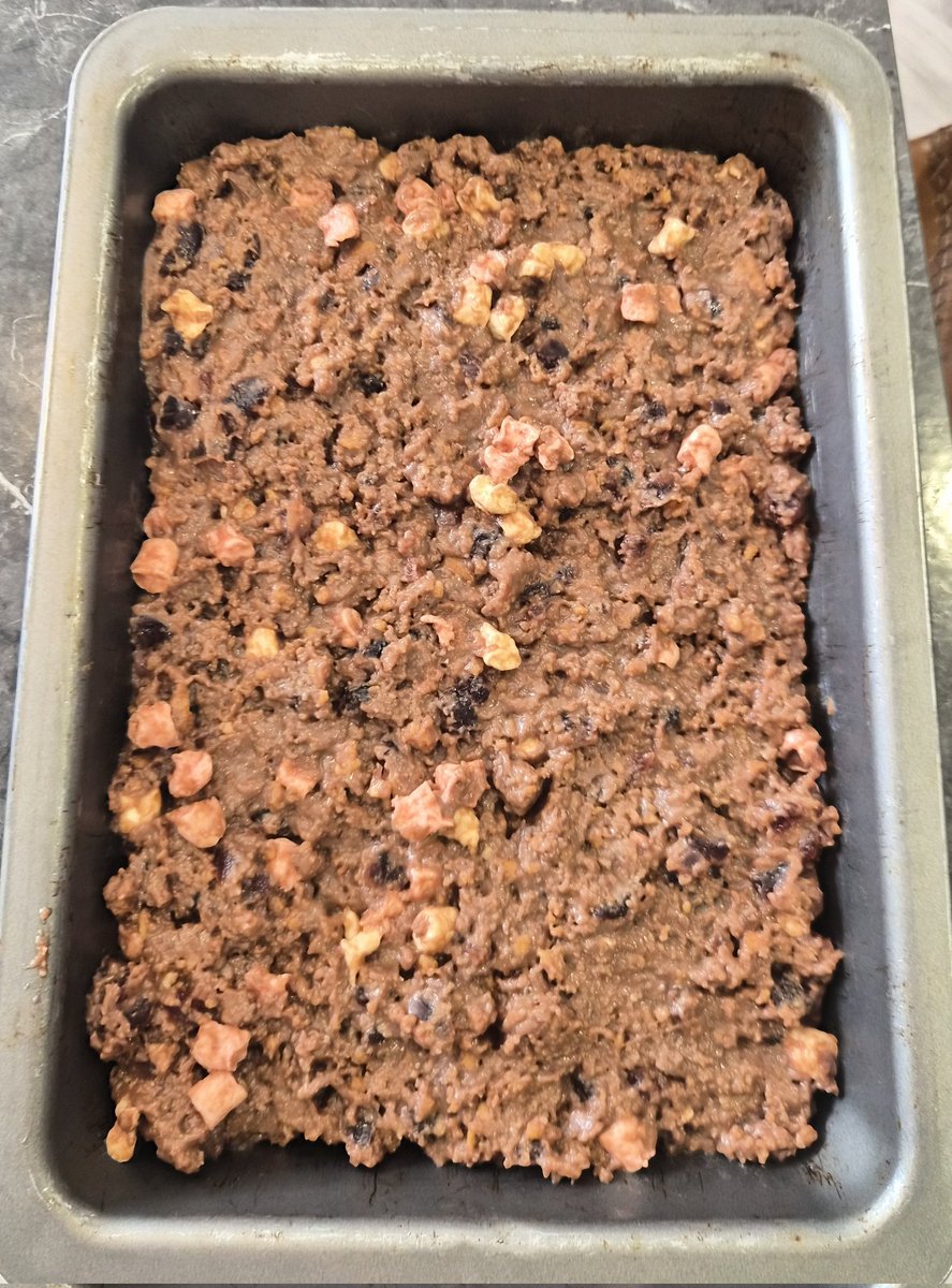 Mitsumeruuu's tweet photo. this is traybake because its baking in a tray #AwesomeSause https://t.co/mxJSEkfTra