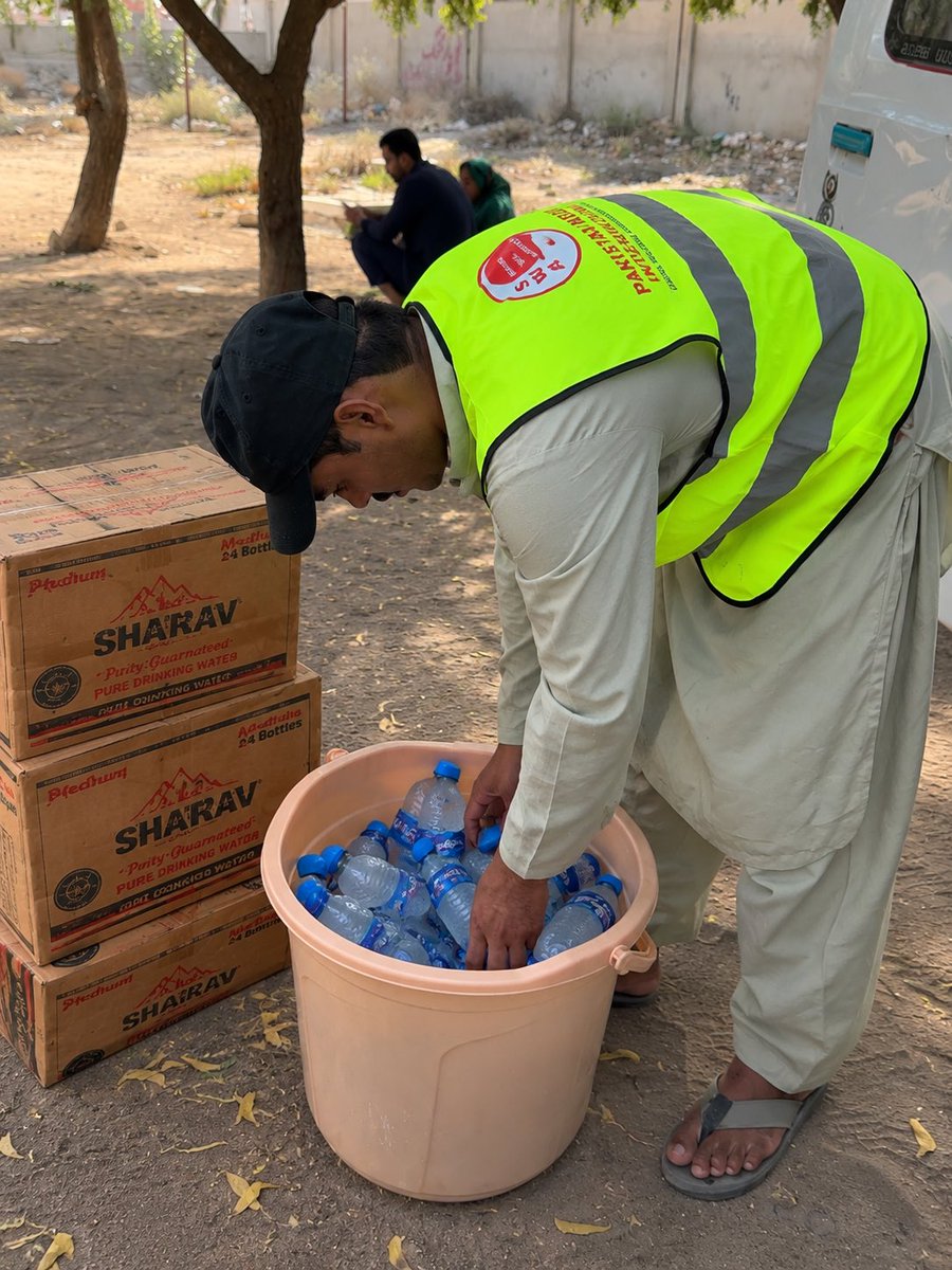 PMISWA1979's tweet photo. A simple act of kindness can change someone’s day. ❤️

As part of our city-wide water campaign, our team is sharing cold water with hardworking people across Karachi during these intense heat days.

Pakistan Medico International Social Welfare Association https://t.co/UHYScntsKX