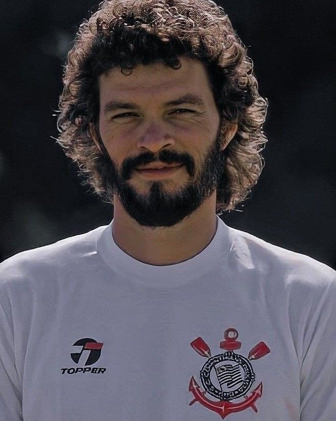 NJanfren's tweet photo. O Corinthians foi resistência, combatendo a ditadura militar na década de 80, na democracia corinthiana.

O Corinthians, em 1937, foi resistência contra o nacionalismo ditatorial na Era Vargas.

O Corinthians, durante a Revolução Paulista, em 1932, disponibilizou o Parque São Jorge para treinamento de tropas contra a ditadura Vargas.

Esse time sobreviveu a tudo, combatendo e lutando até da forma mais extrema possível.

Mas eu sou obrigado a ver imbecil histérico viciado em apostas dizendo que esse clube vai acabar por conta do fim das bets? 

Vocês estão de brincadeira comigo, só pode.