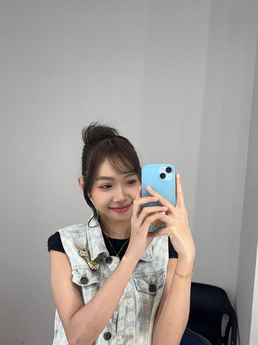 hana_klp48's tweet photo. Yassss thank you so much for today, mng item signing, 1 on 1, and joining my live🫰🏻🫰🏻🫰🏻… ily, sarange, tresno kro awakmu🫶🏻🤙🏻🌸 https://t.co/lGQDfQoWtT