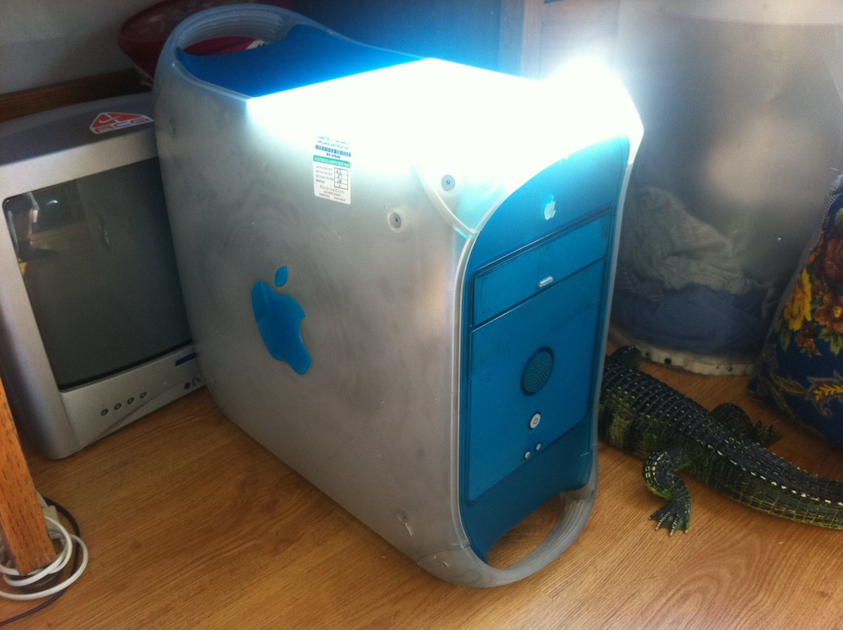 SamGate360's tweet photo. All my #Apple #Macintosh #computers in 2012 when i was 15. £6 for the lot all working on #MacOS 9 in 2010 at a car #bootsale. I updated them the #Mac #OS #Panther
How times have changed. Now they are worth 10 billion dollars on #eBay broken and unrepairable in 2026. #oldskool https://t.co/sU2wBvyQGT