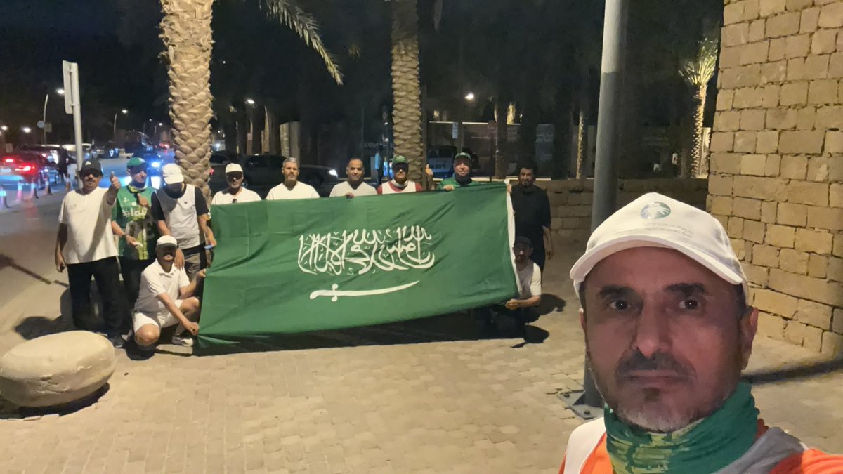 musha_riy's tweet photo. #اليوم_الوطني_السعودي #عزنا_بطبعنا وفي #مشي_ووعي #مشاة_الرياض_للمسافات_الطويلة يواصلون رحلة وعيهم الممتدة مع #المشي_للصحة و #اللياقة_البدنية و #النمط_المعيشي_الصحي . https://t.co/sAUe7sbTkt