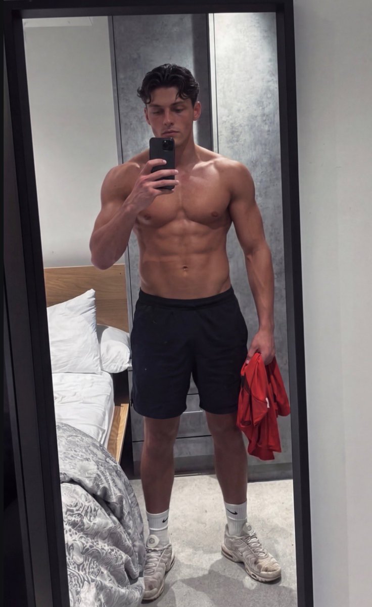 Delucarmn2's tweet photo. Sweaty Tns after boxing and a sauna 😏 come touch these sweaty abs https://t.co/KMj7diZ8jU