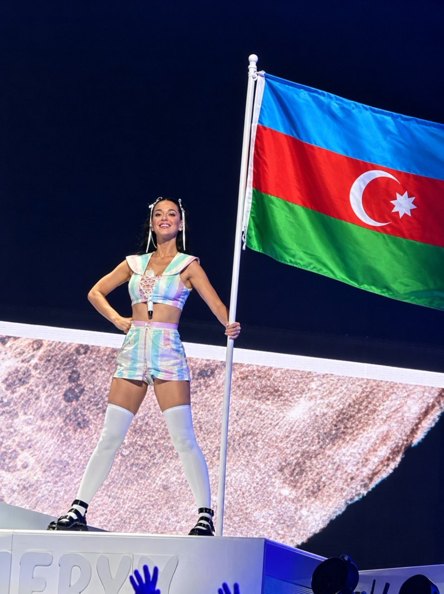 dopefabx's tweet photo. Katy Perry simplesmente levantando com orgulho, em 2026, a bandeira do Azerbaijão, país classificado pela ILGA-Europe como o lugar mais inseguro da europa para pessoas LGBTQIA+, além de genocida e extremamente misógino. O país tem uma forte relação com Israel.

Uau. https://t.co/v5Jtc7F1YG