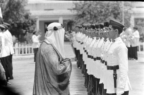 malaskar6280's tweet photo. في لحظةٍ من لحظات التاريخ العربي المشرقة، ومشهدٍ يعكس عمق الروابط الأخوية بين المملكتين الشقيقتين 🇸🇦🇮🇶، وثّقت العدسات عام 1957م زيارة جلالة الملك سعود بن عبدالعزيز آل سعود — طيّب الله ثراه — إلى بغداد، حيث استُقبل بحفاوةٍ ملوكية من الملك فيصل الثاني بن غازي — رحمه الله.

لقاء القمّتين الملكيتين لم يكن مجرّد بروتوكول دبلوماسي، بل تجسيد حقيقي لوحدة المصير والرؤية المشتركة بين بلدين تربطهما أواصر الدم والتاريخ والدين.

الصور التي خلدت تلك اللحظات، لا تزال تنبض بالهيبة والمجد العربي، وتروي للأجيال فصلاً من فصول المودة والصفاء بين الرياض وبغداد.

رحم الله القائدين العظيمين، وأسكنهما فسيح جناته، وجعل ذكراهما نبراسًا للمحبة العربية الأصيلة.