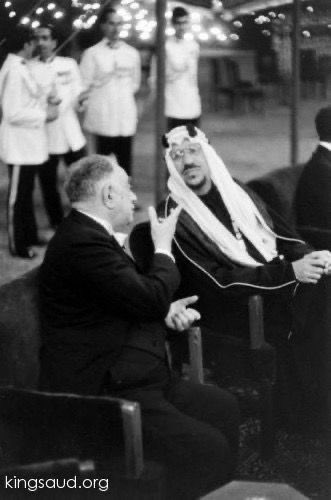 malaskar6280's tweet photo. في لحظةٍ من لحظات التاريخ العربي المشرقة، ومشهدٍ يعكس عمق الروابط الأخوية بين المملكتين الشقيقتين 🇸🇦🇮🇶، وثّقت العدسات عام 1957م زيارة جلالة الملك سعود بن عبدالعزيز آل سعود — طيّب الله ثراه — إلى بغداد، حيث استُقبل بحفاوةٍ ملوكية من الملك فيصل الثاني بن غازي — رحمه الله.

لقاء القمّتين الملكيتين لم يكن مجرّد بروتوكول دبلوماسي، بل تجسيد حقيقي لوحدة المصير والرؤية المشتركة بين بلدين تربطهما أواصر الدم والتاريخ والدين.

الصور التي خلدت تلك اللحظات، لا تزال تنبض بالهيبة والمجد العربي، وتروي للأجيال فصلاً من فصول المودة والصفاء بين الرياض وبغداد.

رحم الله القائدين العظيمين، وأسكنهما فسيح جناته، وجعل ذكراهما نبراسًا للمحبة العربية الأصيلة.