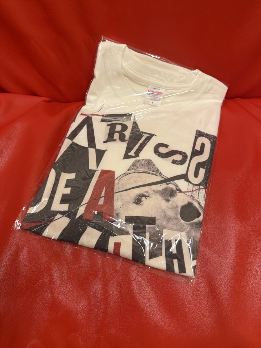asajiy's tweet photo. Paris death Hiltonという売れたら怒られそうなバンド名でしたので中肉中背用ワンサイズのTシャツを買いました。 https://t.co/MKKsSwyjvr