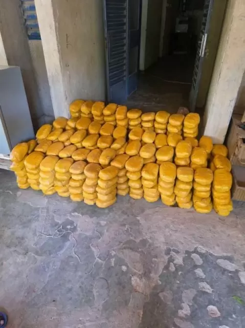 SoleilduNiger's tweet photo. 285 briques de chanvre indien interceptées, un Land Cruiser et quatre téléphones Android saisis : les Douanes #nigériennes ont réalisé une importante opération antidrogue,le 24 septembre 2026, près du village de Gora, dans la région de Zinder. Une intervention menée par le Bureau https://t.co/ABMiX9D53C