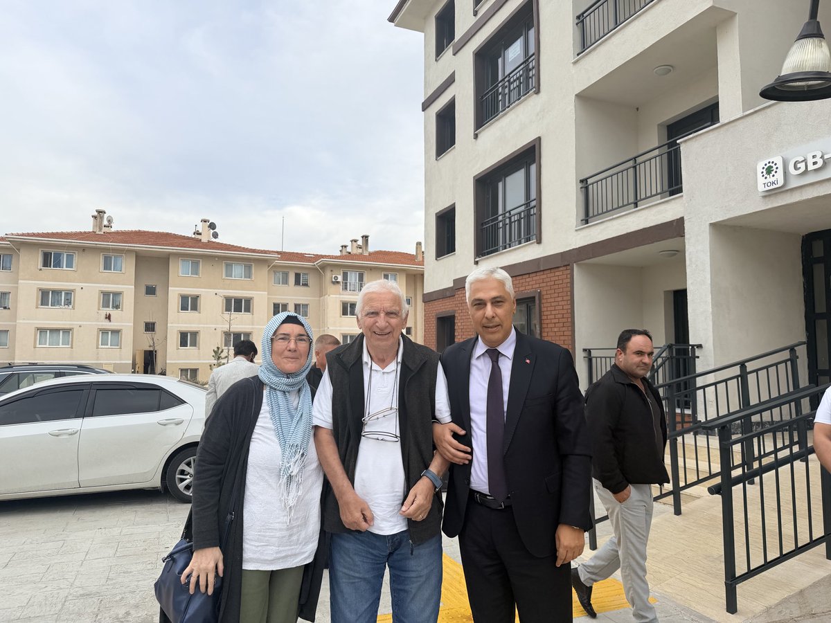 BarisOzerol's tweet photo. Edirne’de baba dostu, dava ve gönül insanı, AK Parti Kadıköy Kurucu İlçe Başkan Yardımcısı Ercüment Ağabeyim ve kıymetli eşi, Kadıköy Kadın Kolları Kurucu Seçim İşleri Başkanı Hanife Abla ile bir araya gelmenin mutluluğunu yaşadık.

Eskileri yâd ederek 2004 yerel seçimlerinde birlikte yaşadığımız anıları yeniden hatırladık. Gönül bağımızı tazelediğimiz bu güzel buluşma için kendilerine teşekkür ediyorum.