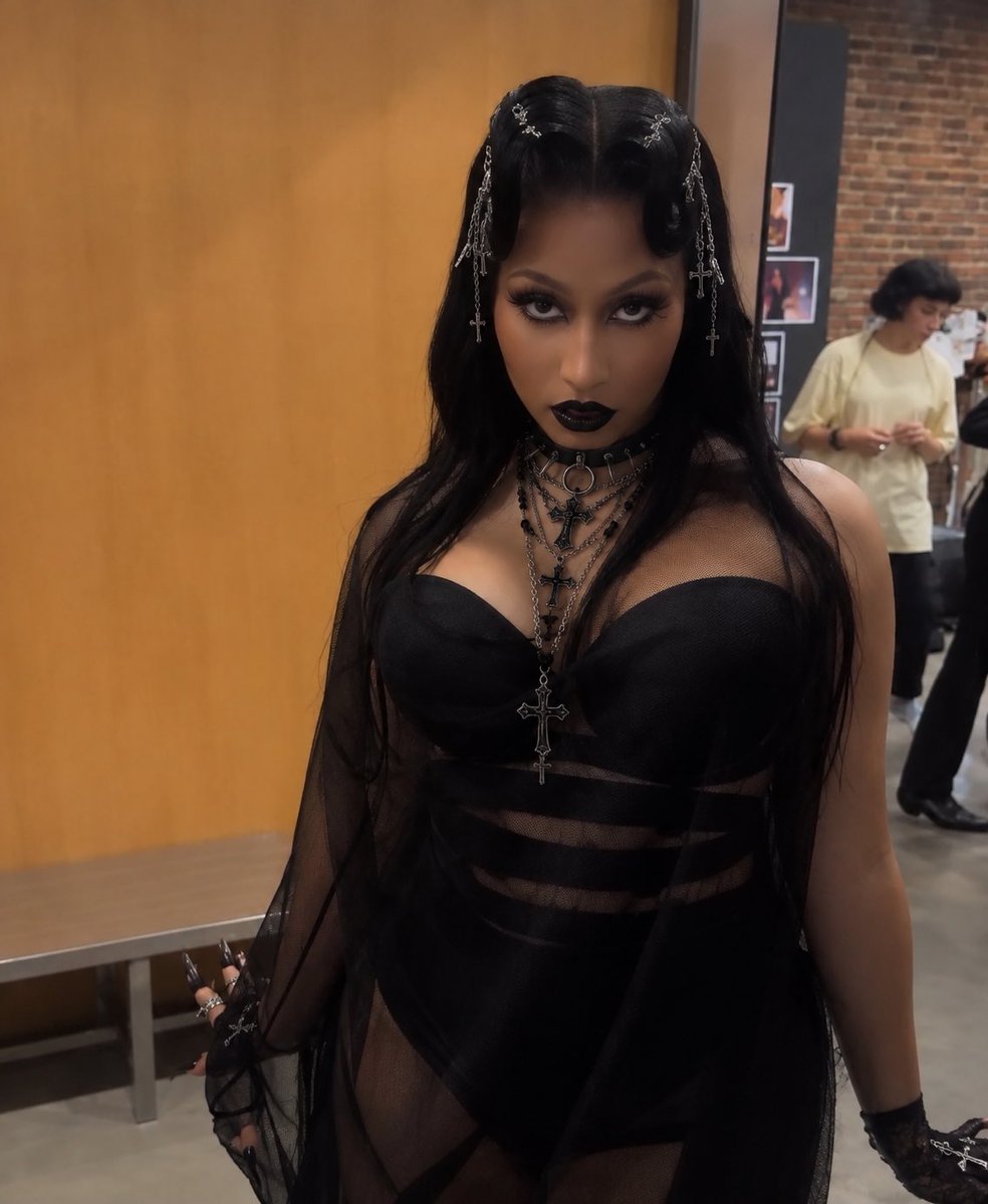 petty_fractions's tweet photo. Goth rap era would be soo unique and gaggy 😩😩 

#NM6 https://t.co/9YpyDGSWfu